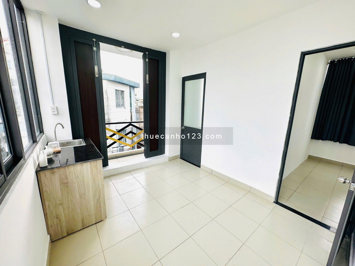 Cho thuê căn 2 phòng ngủ 1 phòng bếp ở Nguyễn Cảnh Chân quận 1, cửa sổ ban công view cao, nhà mới