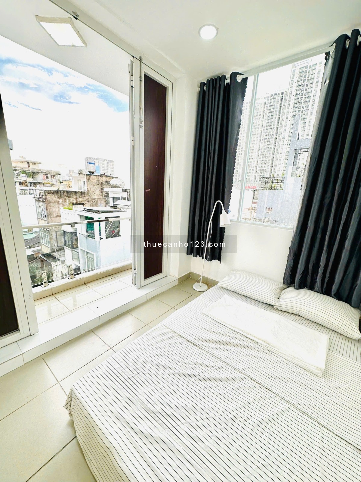 Cho thuê căn 2 phòng ngủ 1 phòng bếp ở Nguyễn Cảnh Chân quận 1, cửa sổ ban công view cao, nhà mới
