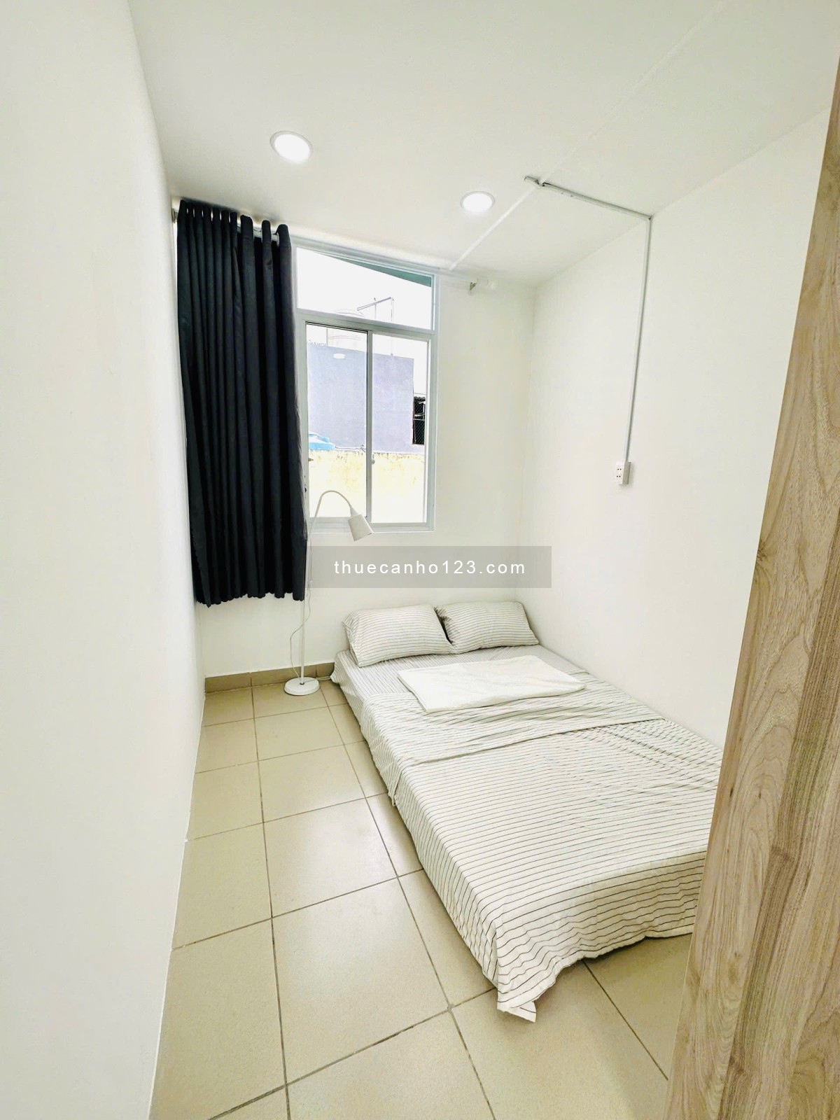 Cho thuê căn 2 phòng ngủ 1 phòng bếp ở Nguyễn Cảnh Chân quận 1, cửa sổ ban công view cao, nhà mới