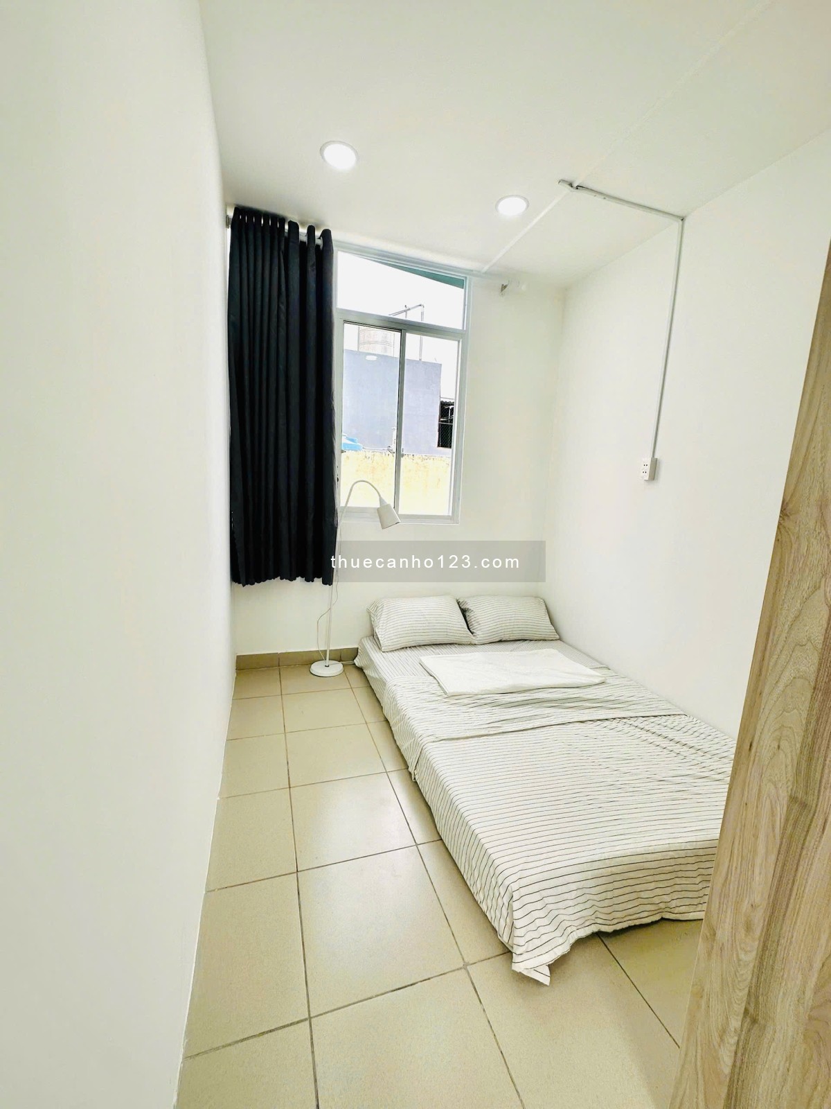 Cho thuê căn 2 phòng ngủ 1 phòng bếp ở Nguyễn Cảnh Chân quận 1, cửa sổ ban công view cao, nhà mới