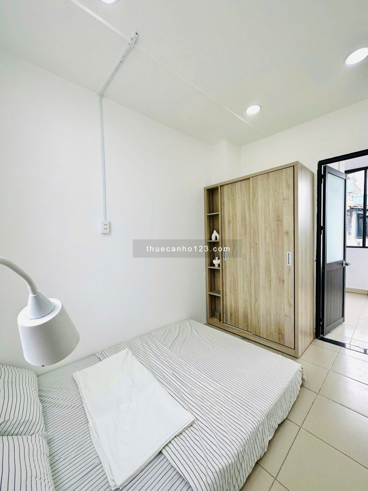 Cho thuê căn 2 phòng ngủ 1 phòng bếp ở Nguyễn Cảnh Chân quận 1, cửa sổ ban công view cao, nhà mới