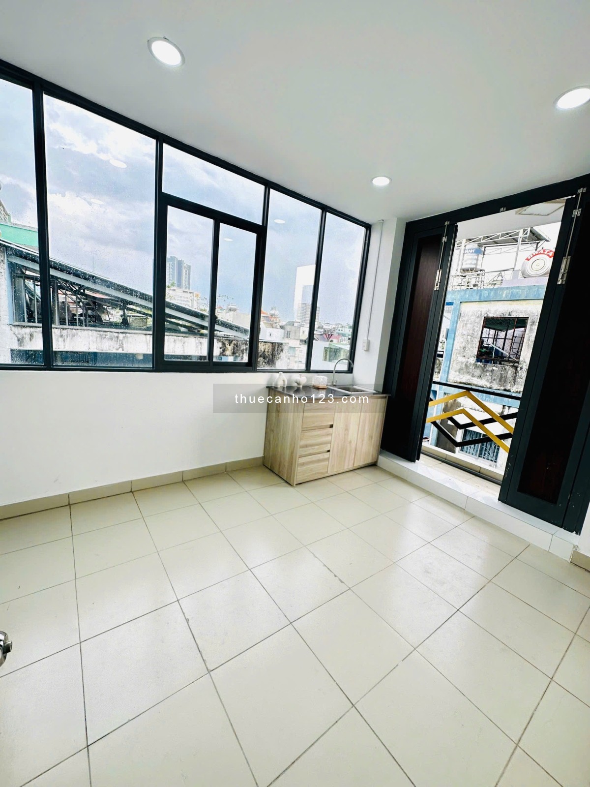 Cho thuê căn 2 phòng ngủ 1 phòng bếp ở Nguyễn Cảnh Chân quận 1, cửa sổ ban công view cao, nhà mới