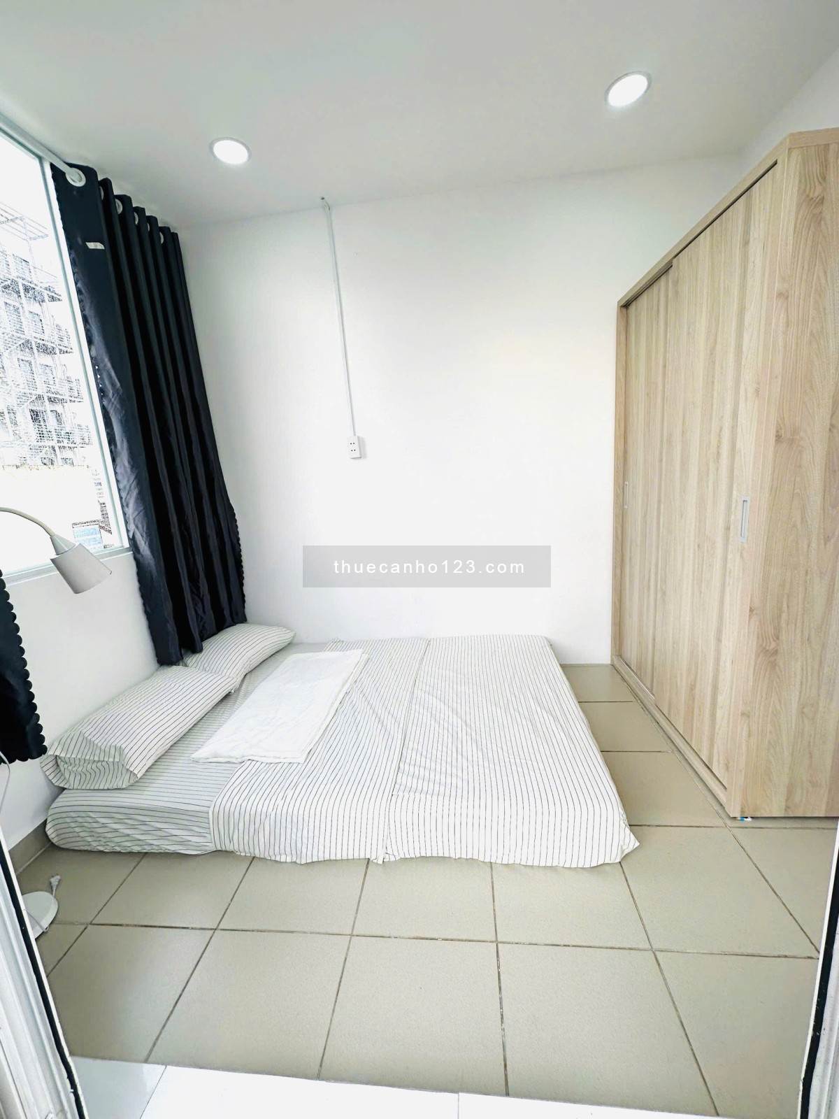 Cho thuê căn 2 phòng ngủ 1 phòng bếp ở Nguyễn Cảnh Chân quận 1, cửa sổ ban công view cao, nhà mới