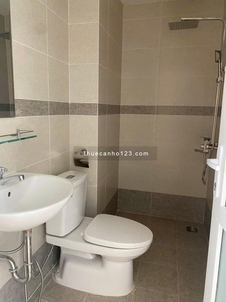 Cho thuê căn hộ Tân Hương, DT 65m2, 2PN, NT cơ bản, giá 7.5tr/tháng.