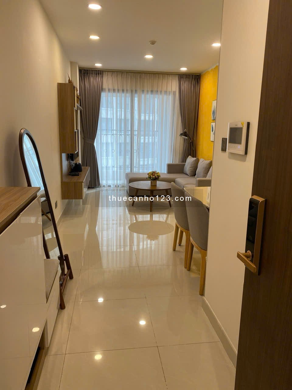 Cho thuê CC 2PN 2WC tại Saigon Royal, Quận 4 – View Bến Bạch Đằng, Quận 1