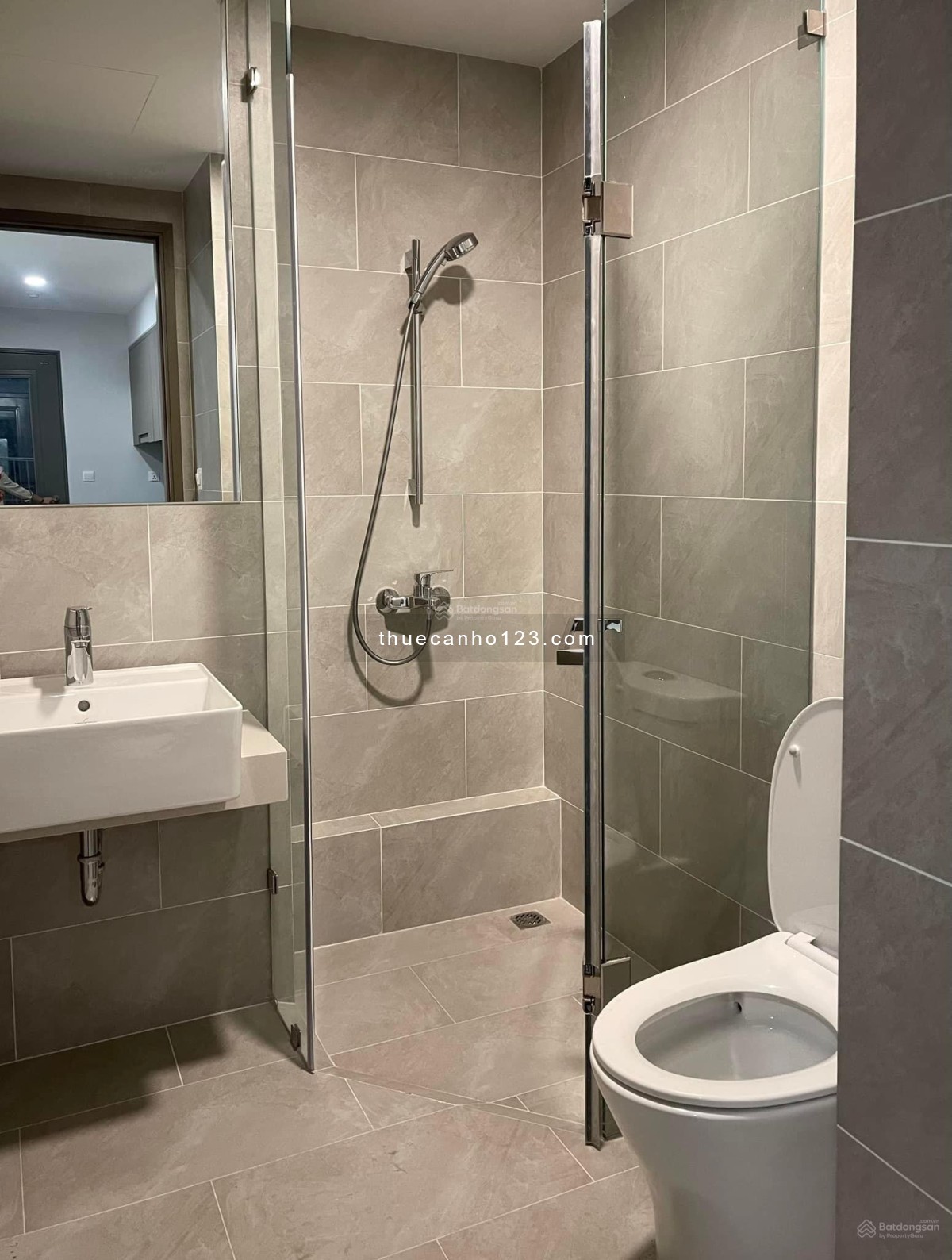 Căn hộ WestGate cho thuê 2PN2WC, NT cơ bản, 6.5 triệu/th