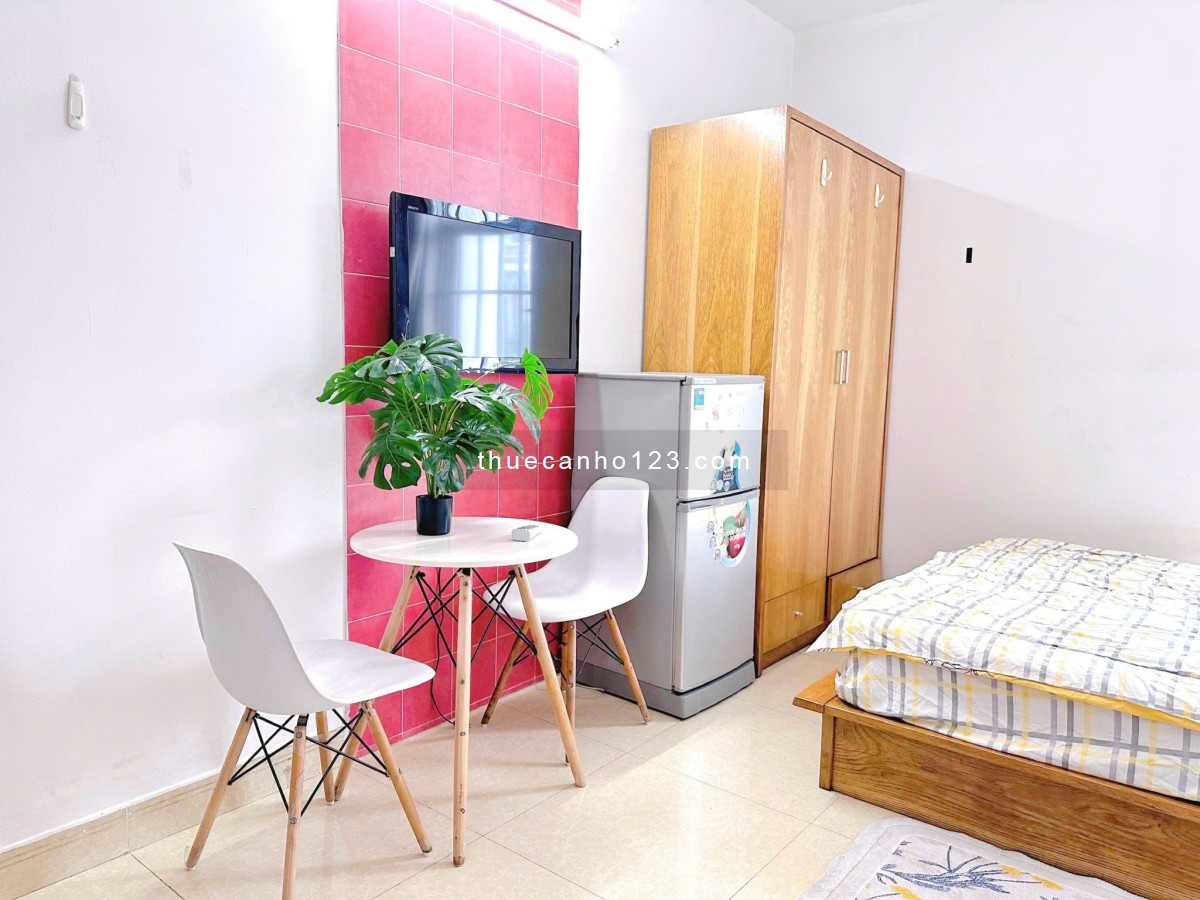 Ban công - Thang máy - Nội thất đầy đủ - Cho thuê căn hộ view thoáng đường Phan Chu Trinh, gần Q1