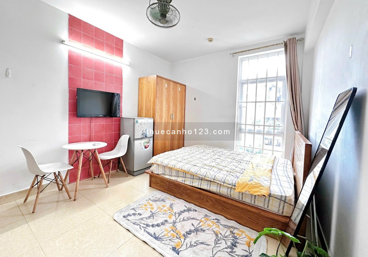 Ban công - Thang máy - Nội thất đầy đủ - Cho thuê căn hộ view thoáng đường Phan Chu Trinh, gần Q1