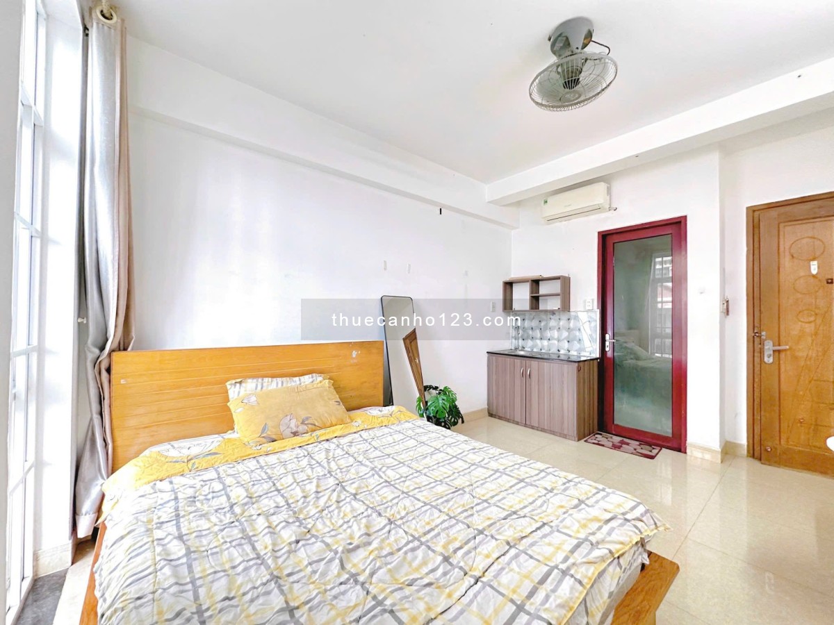 Ban công - Thang máy - Nội thất đầy đủ - Cho thuê căn hộ view thoáng đường Phan Chu Trinh, gần Q1