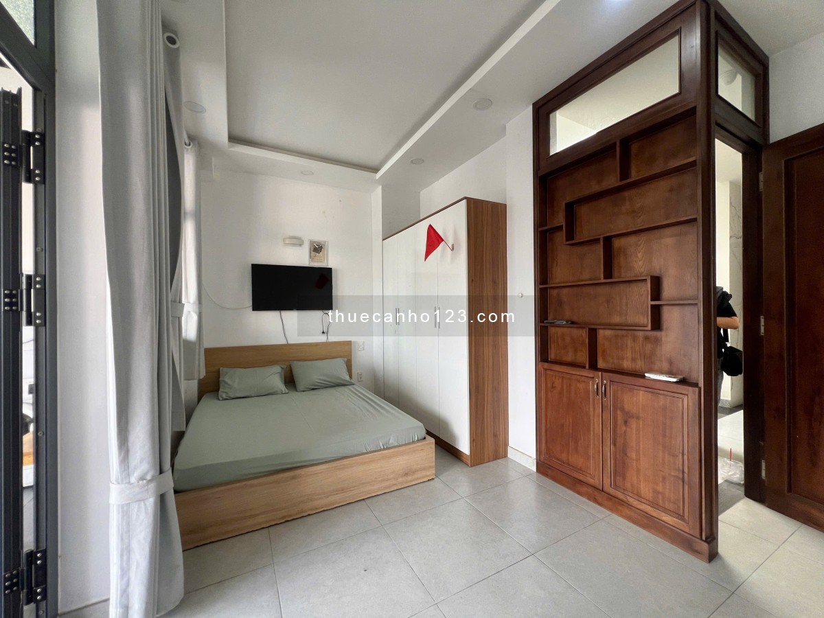 Cho thuê căn hộ 2 phòng ngủ, khu bếp sinh hoạt chung rộng, view cao ở Lê Văn Sỹ quận 3 hẻm ô tô