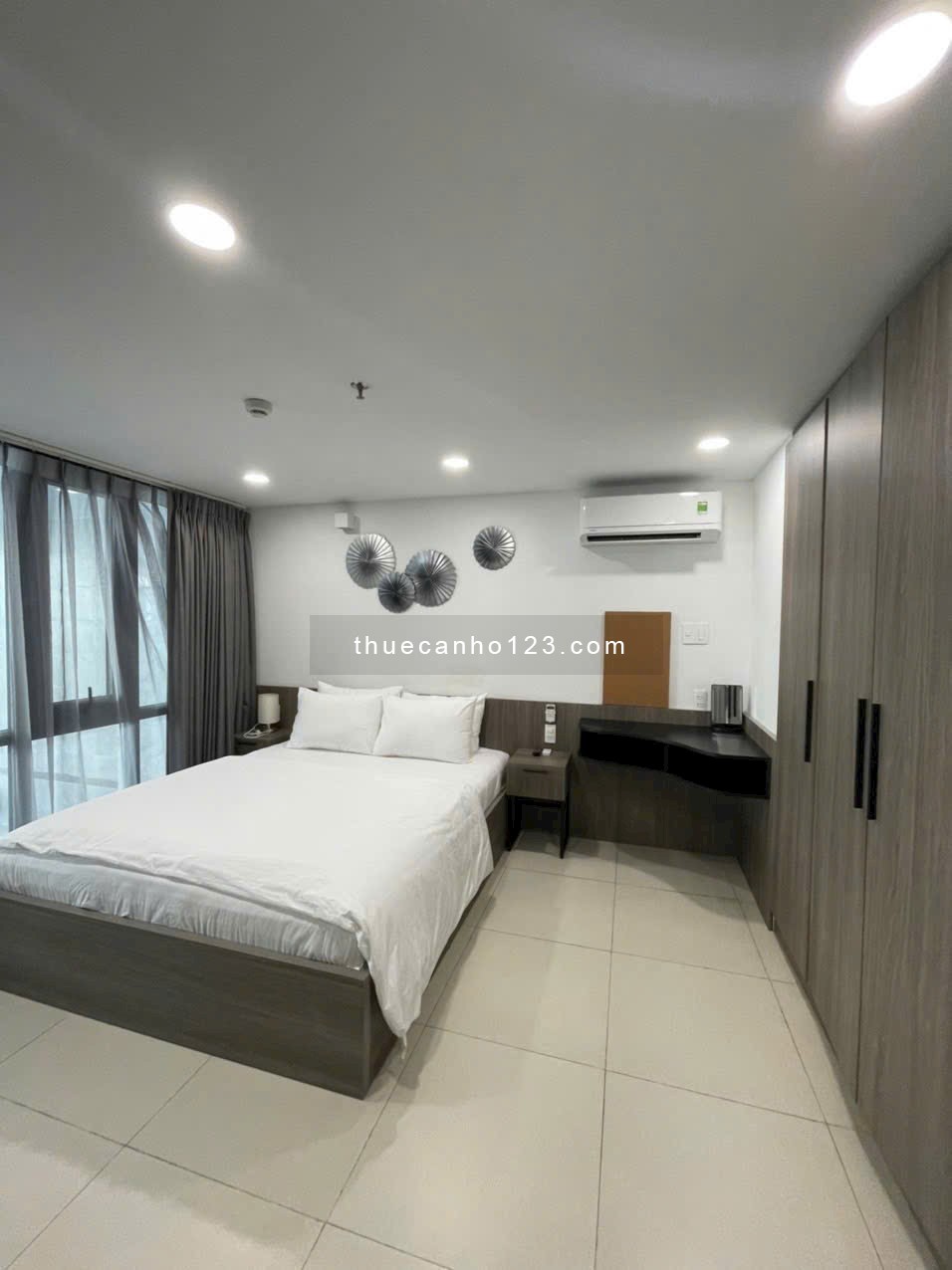 Cho thuê căn hộ 1 phòng ngủ có ban công ngay đường Bạch Đằng, gần sân bay Tân Sơn Nhất, Tân Bình