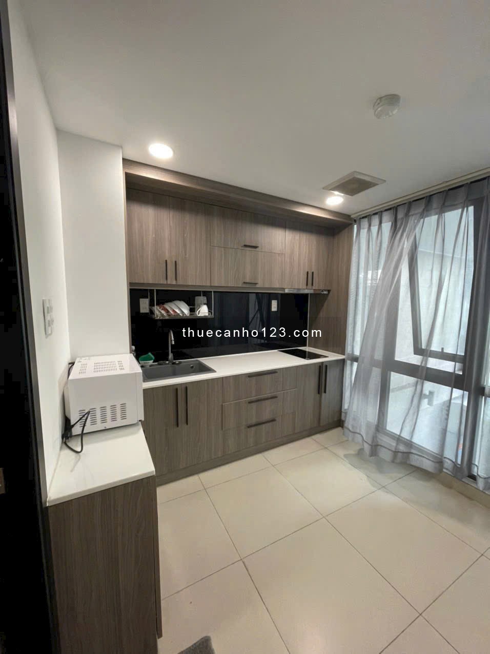 Cho thuê căn hộ 1 phòng ngủ có ban công ngay đường Bạch Đằng, gần sân bay Tân Sơn Nhất, Tân Bình