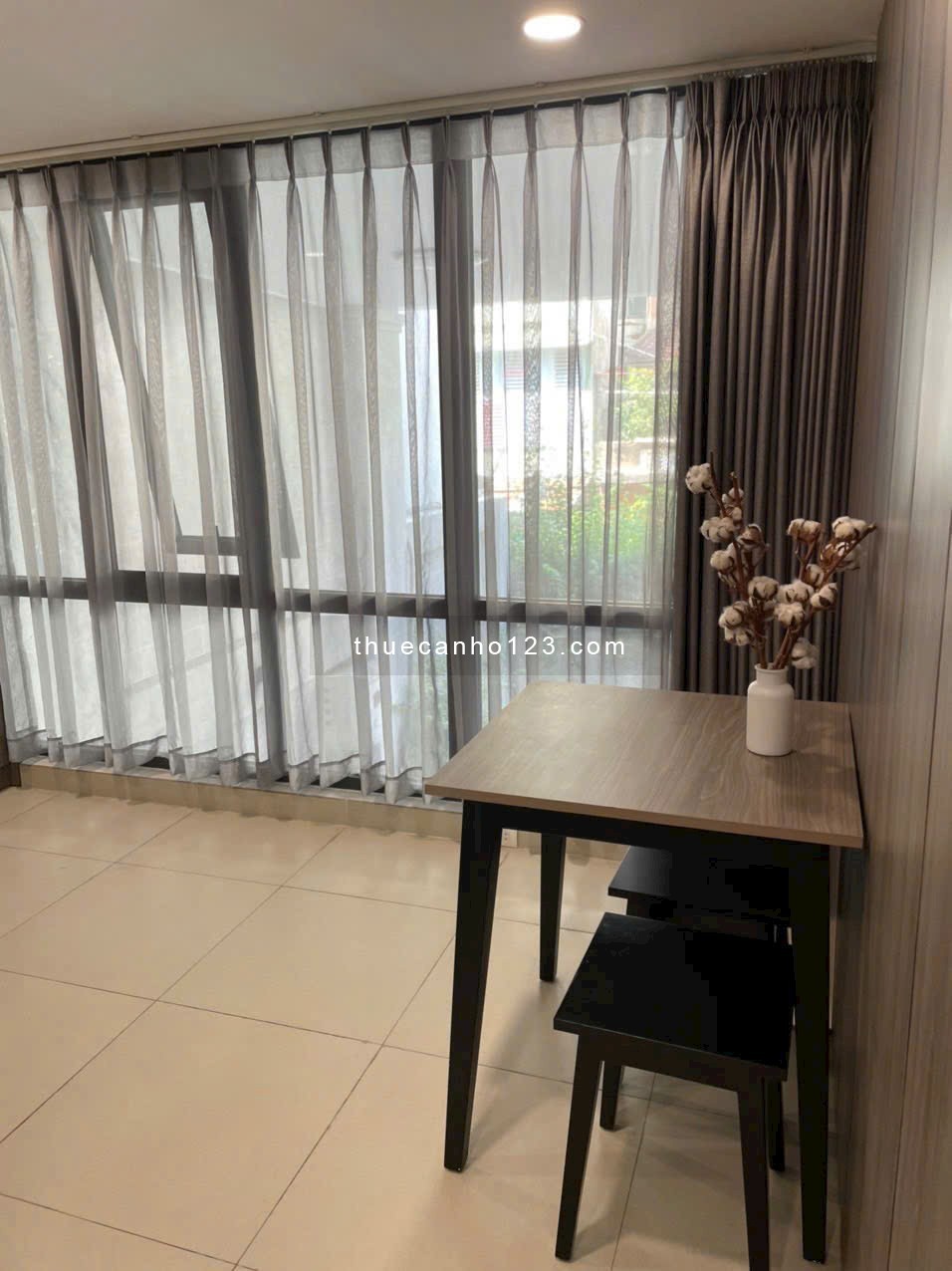 Cho thuê căn hộ 1 phòng ngủ có ban công ngay đường Bạch Đằng, gần sân bay Tân Sơn Nhất, Tân Bình