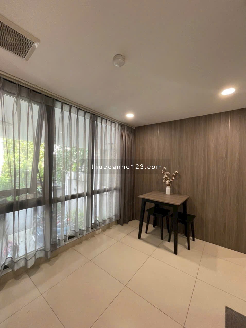 Cho thuê căn hộ 1 phòng ngủ có ban công ngay đường Bạch Đằng, gần sân bay Tân Sơn Nhất, Tân Bình