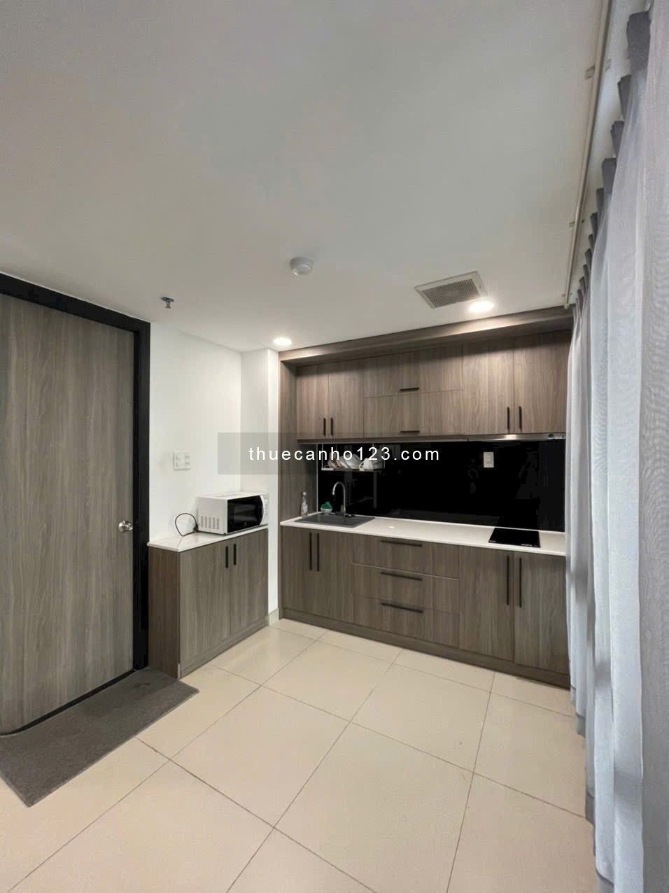 Cho thuê căn hộ 1 phòng ngủ có ban công ngay đường Bạch Đằng, gần sân bay Tân Sơn Nhất, Tân Bình