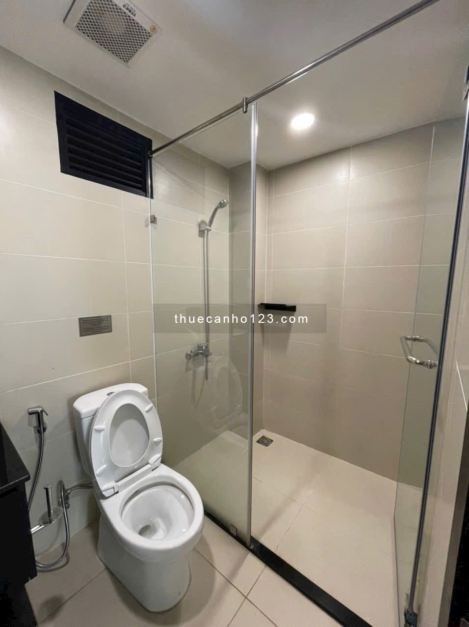 Cho thuê căn hộ 1 phòng ngủ có ban công ngay đường Bạch Đằng, gần sân bay Tân Sơn Nhất, Tân Bình