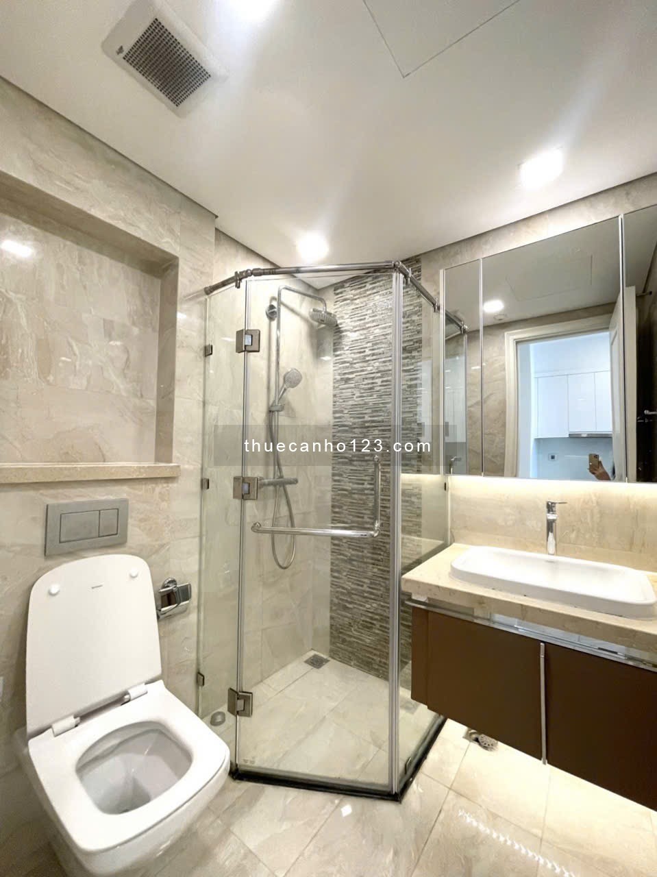 Cần cho thuê gấp căn 1PN nội thất đẹp giá chỉ 21 tr/th tại Vinhomes Bason Q1 . Lh 0906322053 Linh