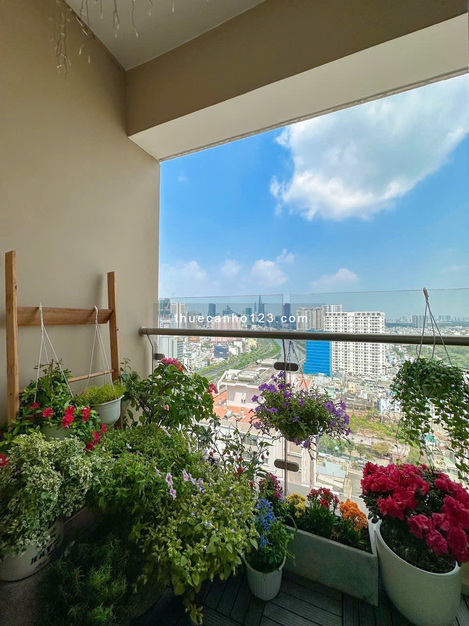 THUÊ GOLD VIEW 2PN2WC 80M2 BAN CÔNG VIEW SÔNG NGAY BẾN VÂN ĐỒN QUẬN 4 SÁT Q1 Q3LH HARRY 0775926400