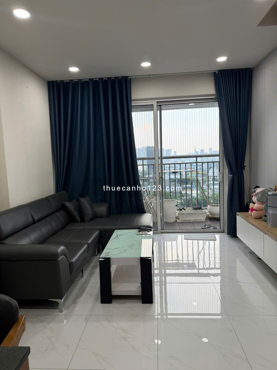 Cho thuê căn hộ cao cấp 100m2 căn góc View Hồ mát mẻ, Full nội thất.