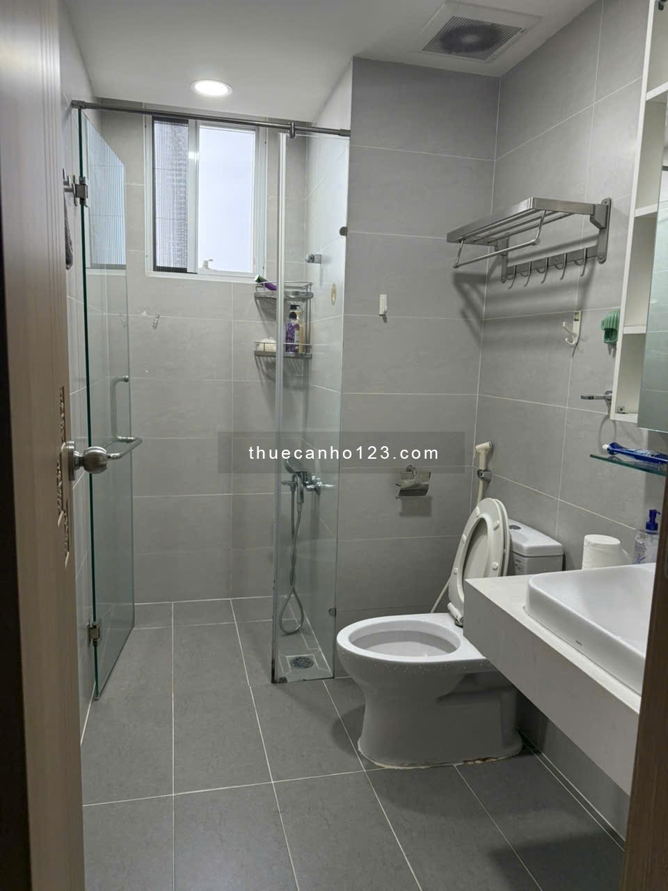 Cho thuê căn hộ cao cấp 100m2 căn góc View Hồ mát mẻ, Full nội thất.