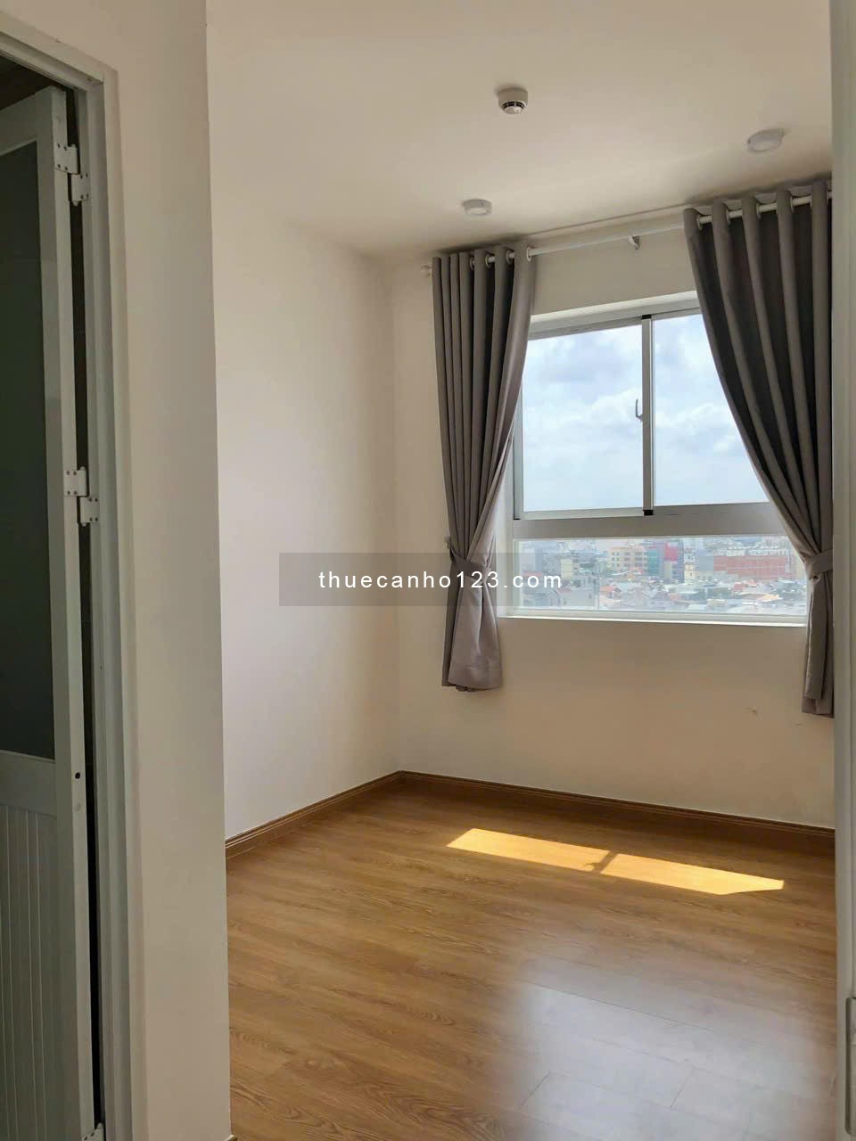 Cho thuê căn hộ MB Babylon, DT 103m2, 3PN, NT cơ bản, giá 13tr/tháng.