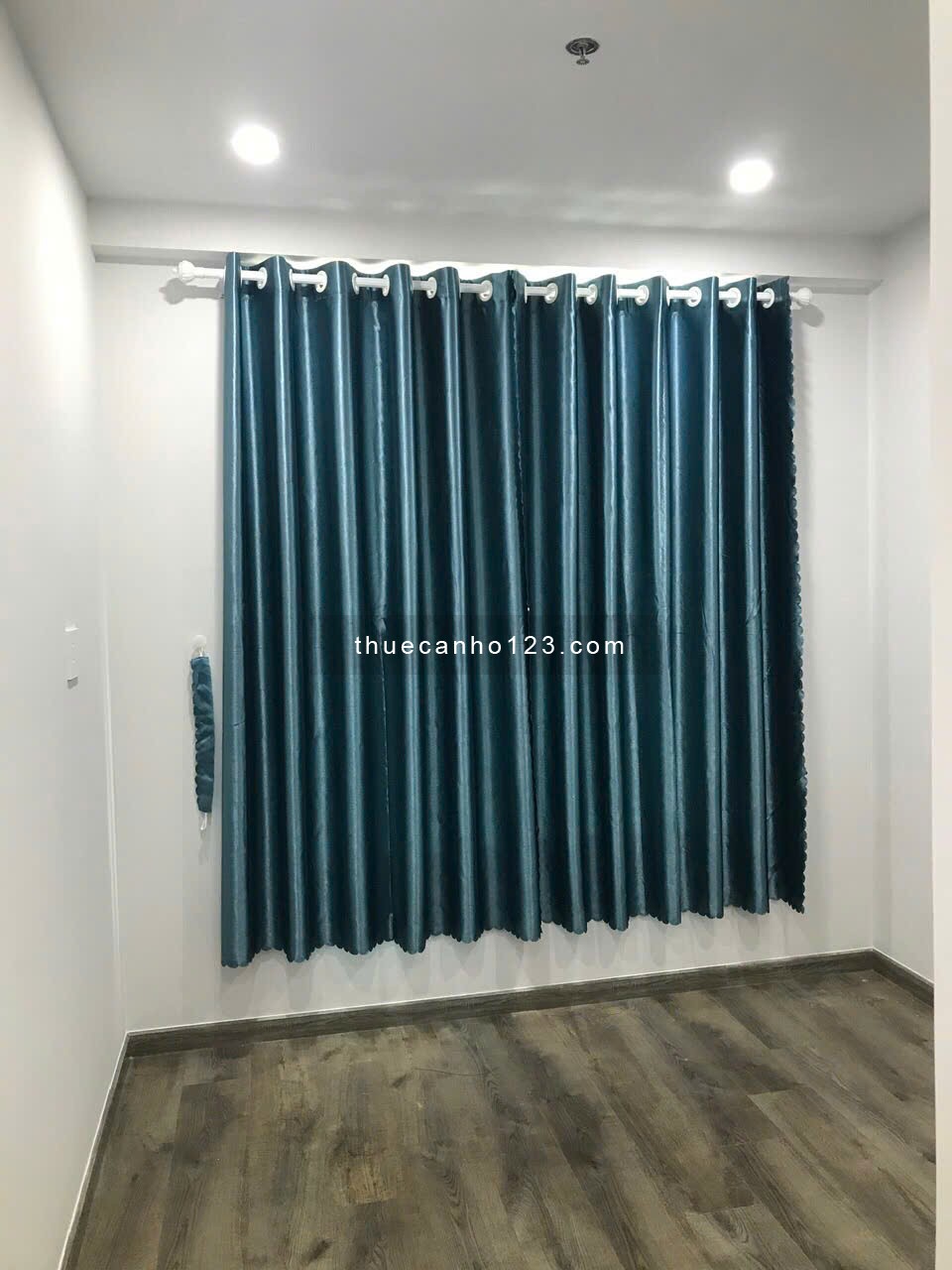 Cho thuê căn hộ 2PN2WC 60m2, sát Phạm Văn Đồng, view Landmark81 thoáng mát.