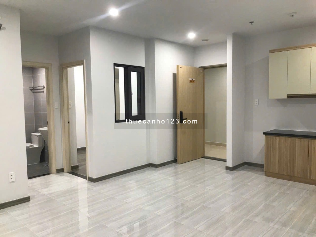 Cho thuê căn hộ 2PN2WC 60m2, sát Phạm Văn Đồng, view Landmark81 thoáng mát.