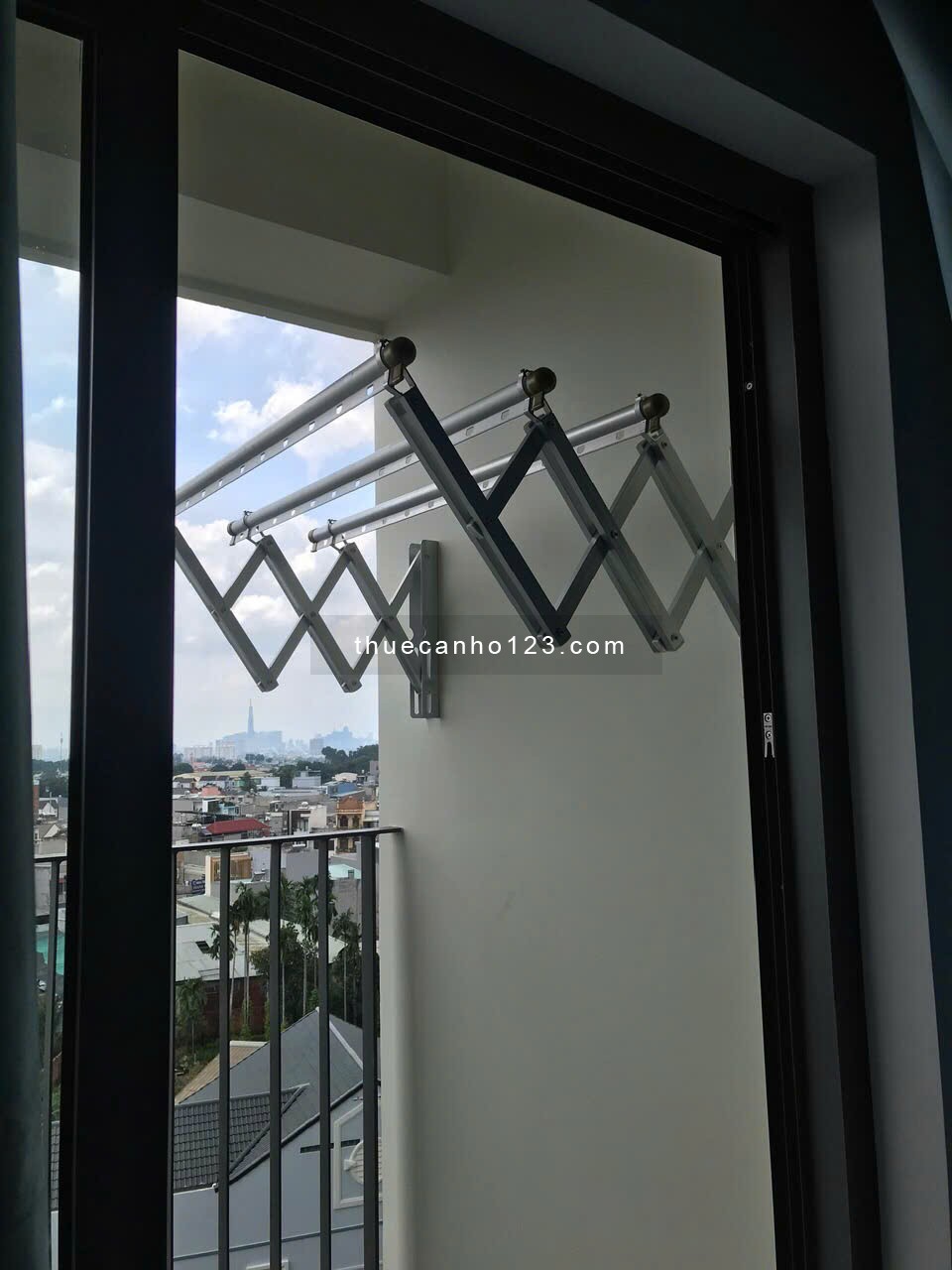 Cho thuê căn hộ 2PN2WC 60m2, sát Phạm Văn Đồng, view Landmark81 thoáng mát.