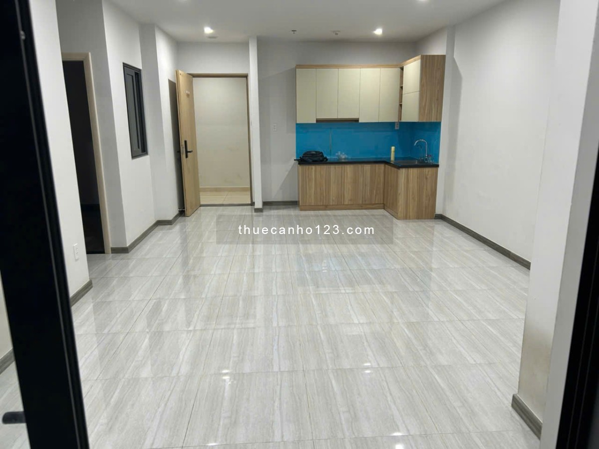 Cho thuê căn hộ 2PN2WC 60m2, sát Phạm Văn Đồng, view Landmark81 thoáng mát.