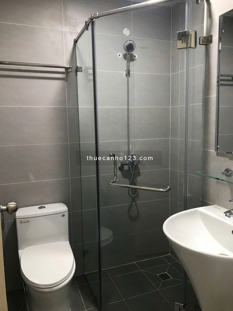 Cho thuê căn hộ 2PN2WC 60m2, sát Phạm Văn Đồng, view Landmark81 thoáng mát.