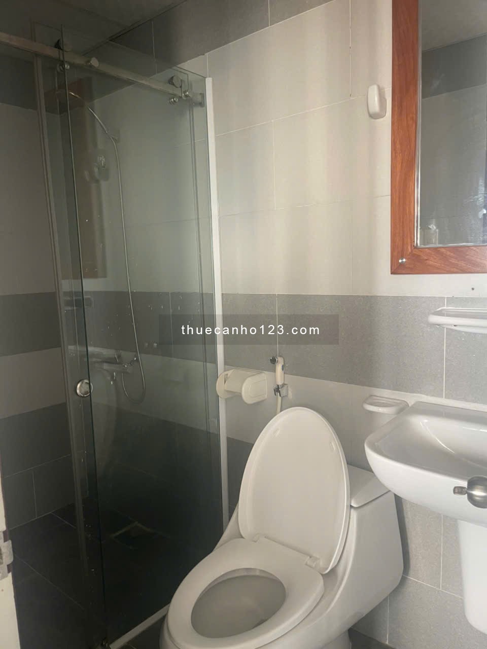 Chung cư 590 CMT8, P11, Q3: 74m2, 2p ngủ rộng, ban công, 9tr/th