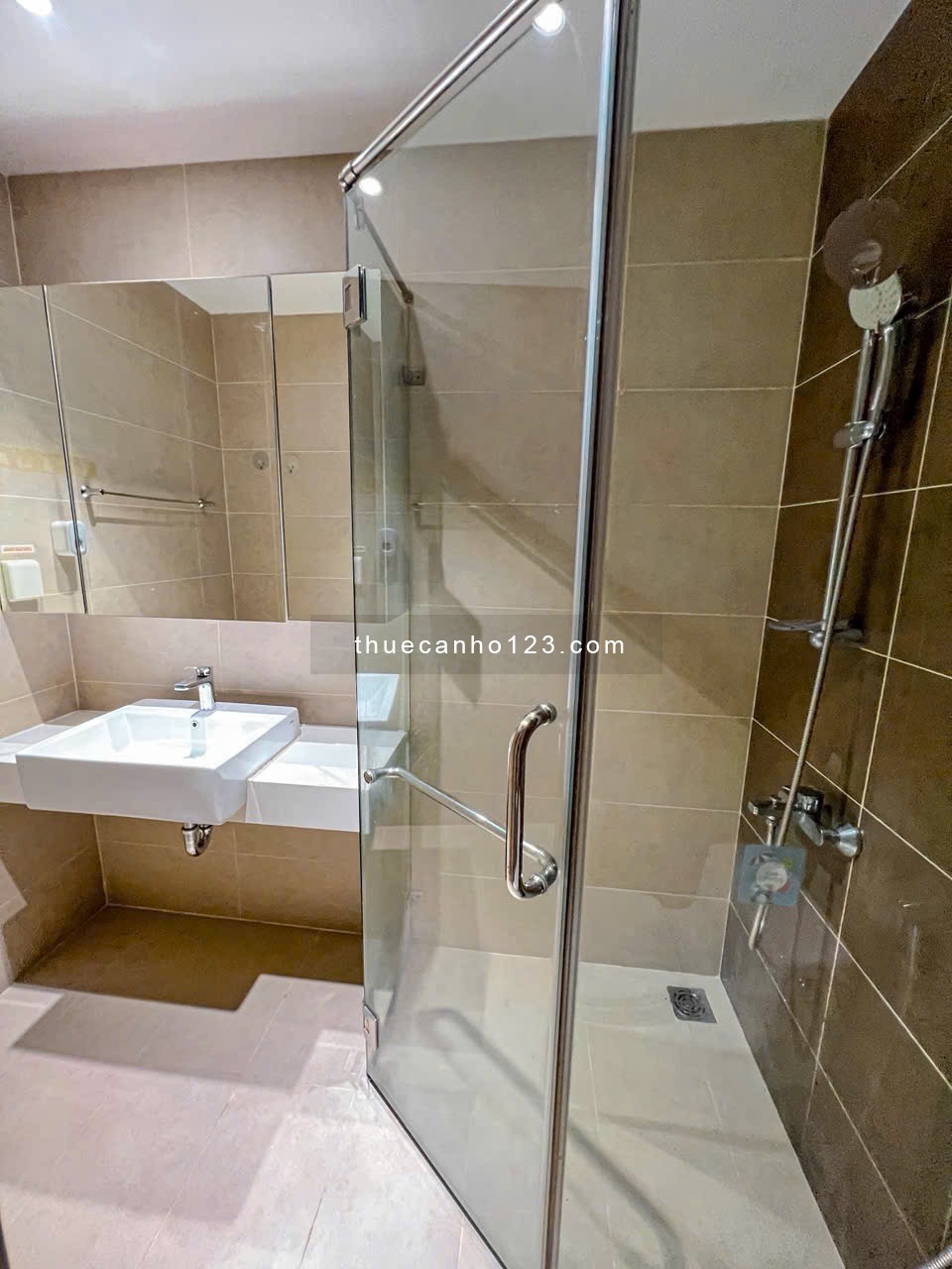 Thuê Icon 56 studio full nội thất Bến Vân Đồn Q4 view sông Bitexco gần Q1 Takashimaya Nguyễn Huệ