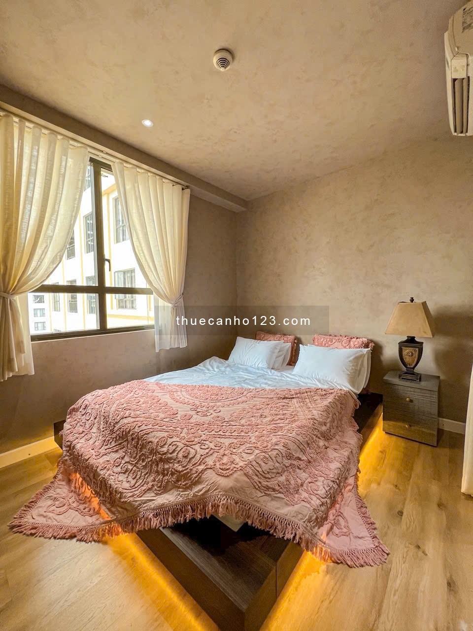 Thuê Icon 56 studio full nội thất Bến Vân Đồn Q4 view sông Bitexco gần Q1 Takashimaya Nguyễn Huệ