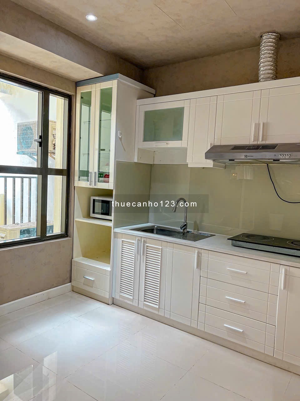 Thuê Icon 56 studio full nội thất Bến Vân Đồn Q4 view sông Bitexco gần Q1 Takashimaya Nguyễn Huệ