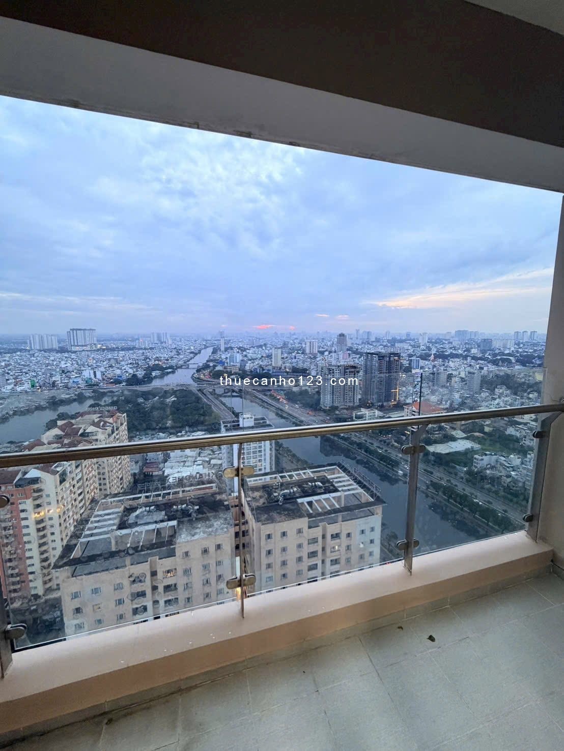 Cho thuê căn hộ 2PN2WC Gold View – View trực diện sông