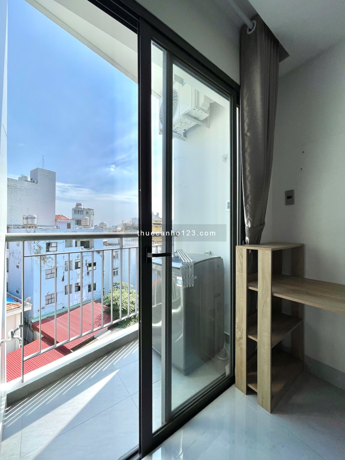 Căn hộ có ban công, máy giặt riêng ngay sân bay Tân Bình