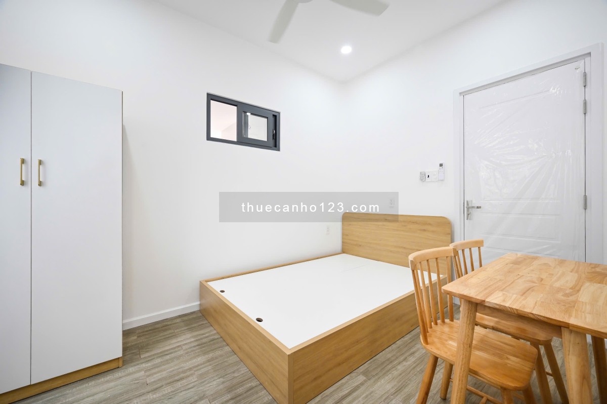 Studio giá rẻ nằm ngay đường Lý Phục Man, thuận tiện qua Q1