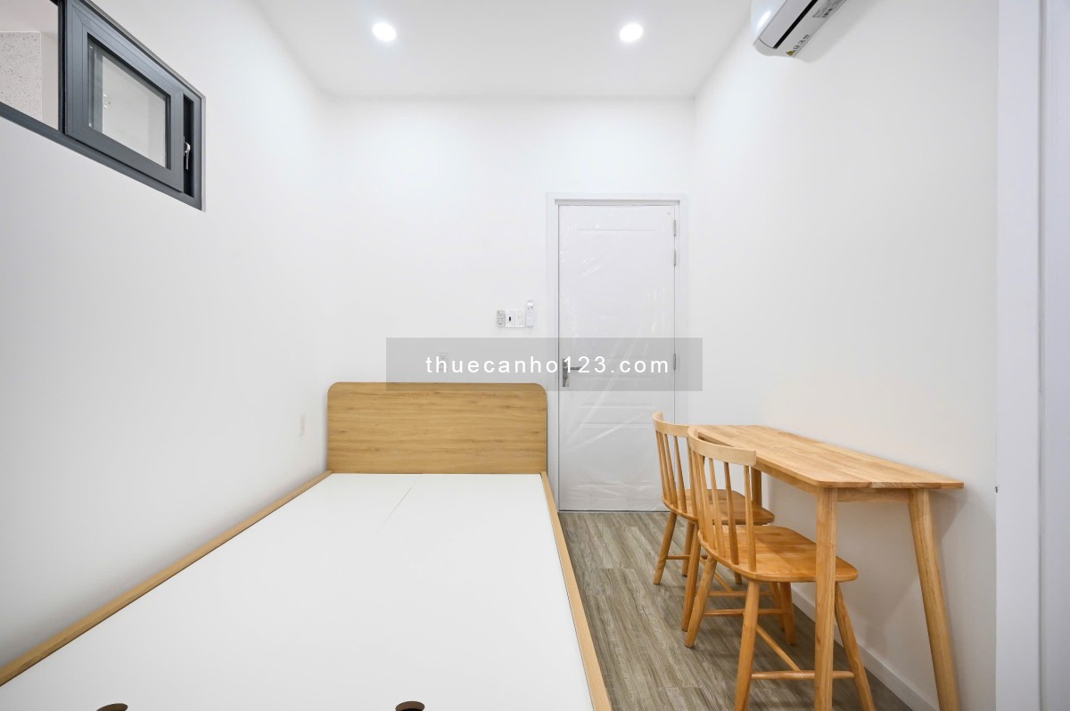 Studio giá rẻ nằm ngay đường Lý Phục Man, thuận tiện qua Q1