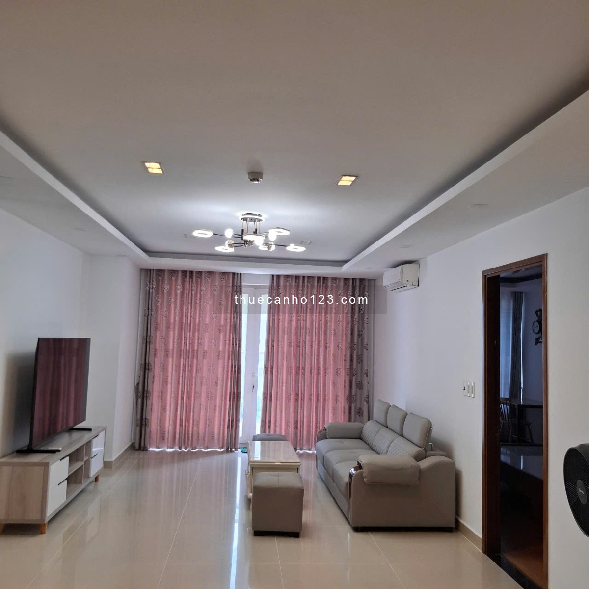 Cho thuê căn hộ 3PN - 2WC - 96m2 chung cư Sky Center full nội thất cao cap giá chỉ 22 tr/th