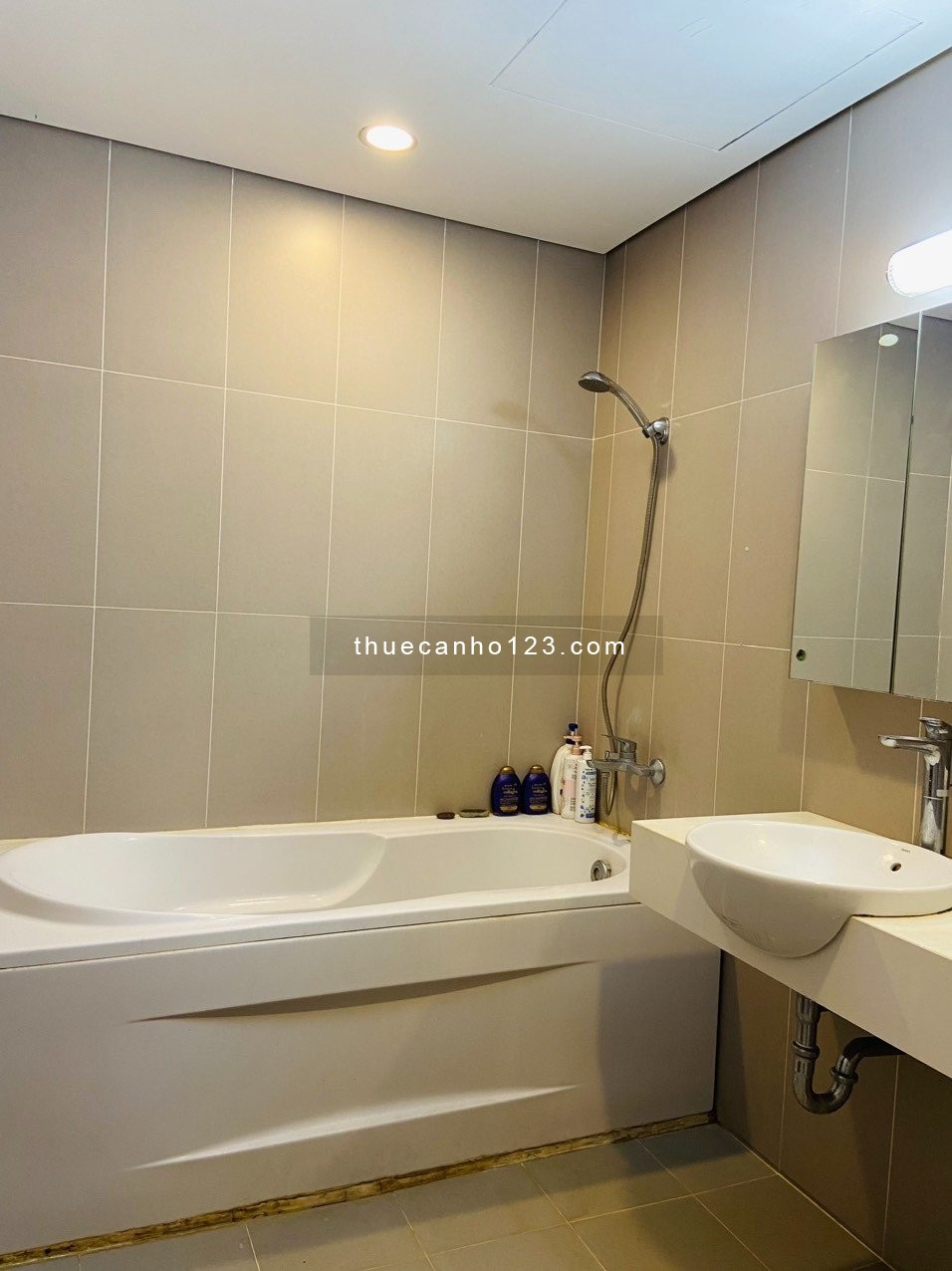 Cho thuê căn hộ chung cư Ngoại Giao Đoàn 2-3 phòng, vào ở ngay.