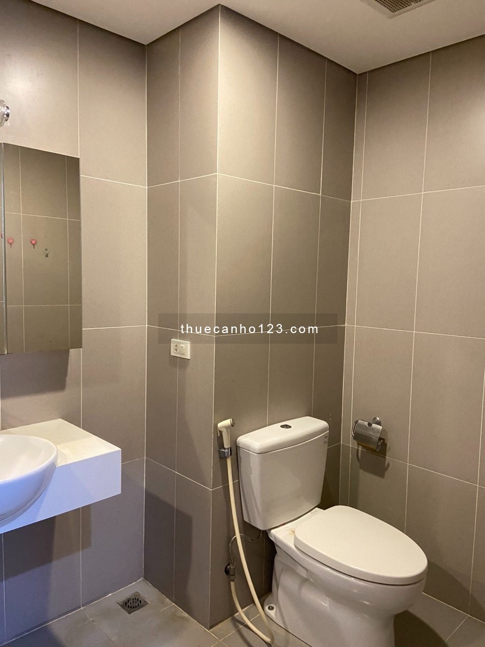 Cho thuê căn hộ chung cư Ngoại Giao Đoàn 2-3 phòng, vào ở ngay.