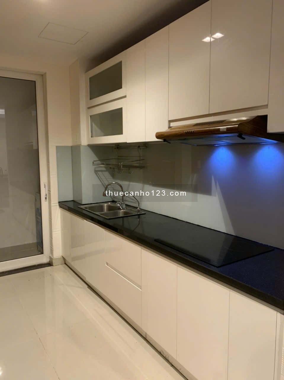 Cần cho thuê gấp căn hộ 2PN-2WC-74m2 full nội thất chung cư Sky Center giá chỉ 16tr/th, xem ngay