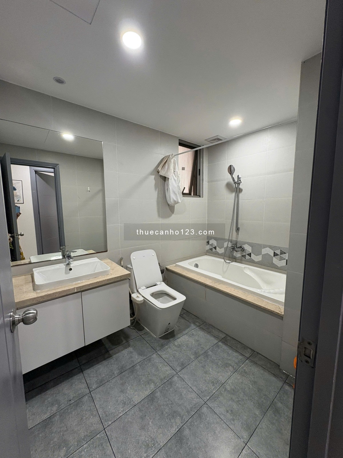 Cho thuê căn góc Hưng Phúc A9.03, Nguyễn Lương Bằng PMH, 2PN, 2WC, Full NT mới đẹp. Có ô xe, 20 tr