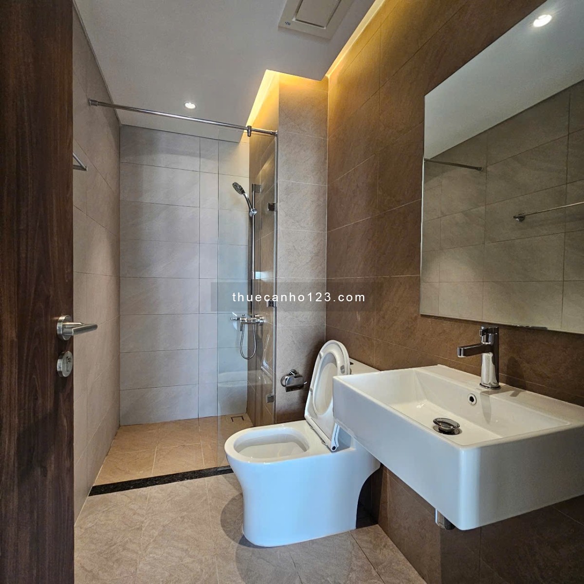 Cho thuê 2PN 96m2 Diamond Brilliant 16tr NTCB,view hồ bơi Celadon City Q. Tân Phú