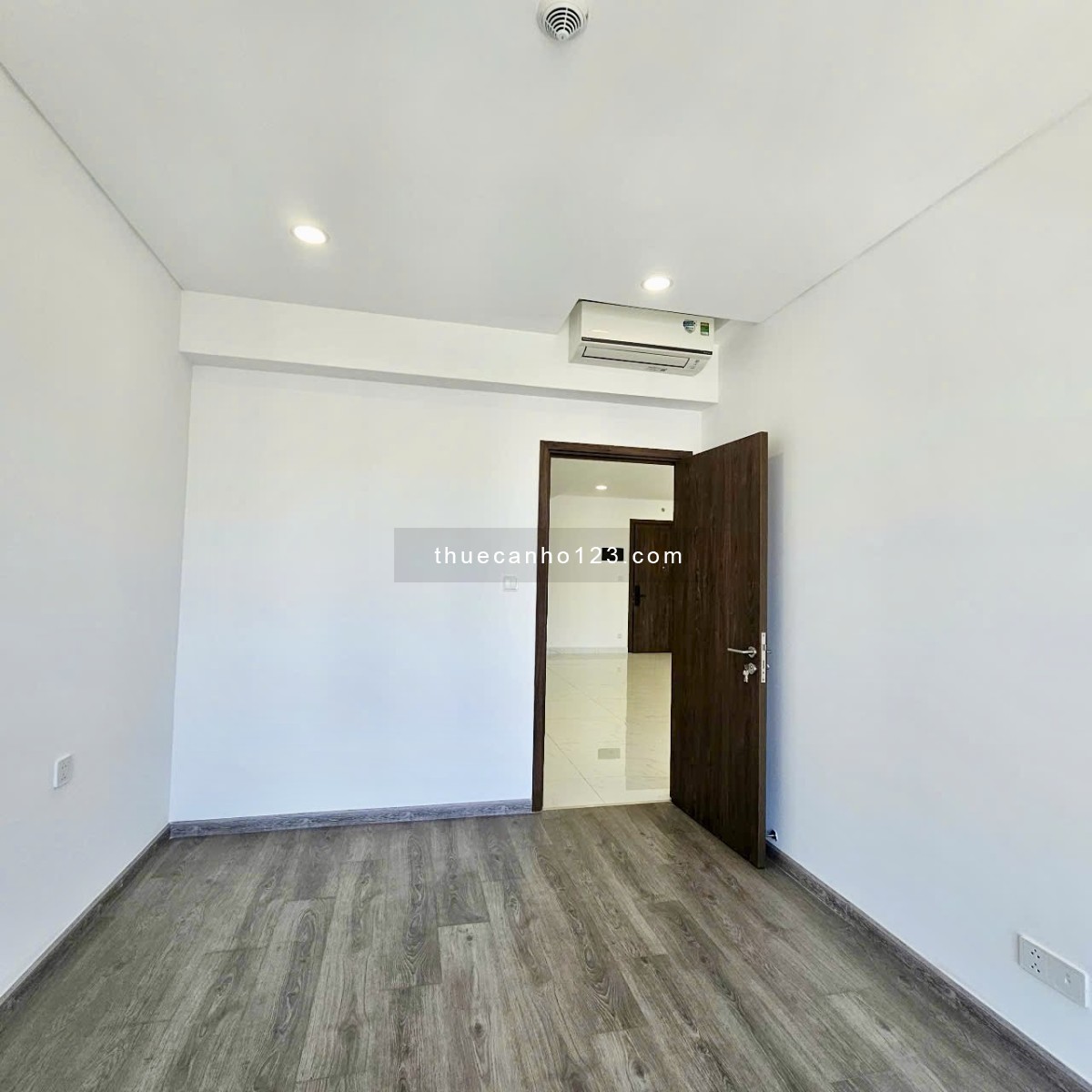 Cho thuê 2PN 96m2 Diamond Brilliant 16tr NTCB,view hồ bơi Celadon City Q. Tân Phú