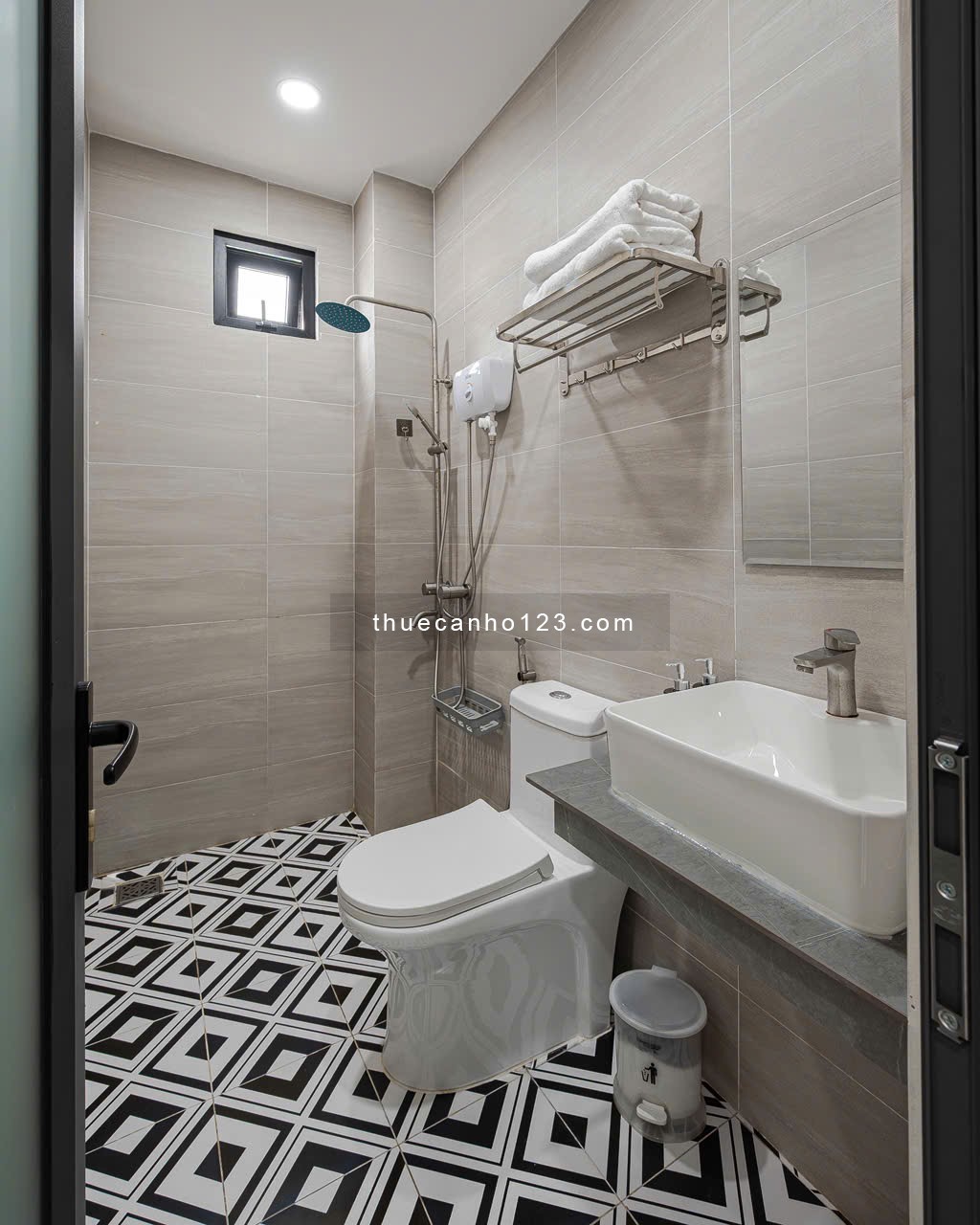 Căn Hộ 1 Phòng Ngủ Full Nội Thất, Thoáng Mát, Thang Máy, Giặt Riêng. Ngay Ngã Tư Hàng Xanh.