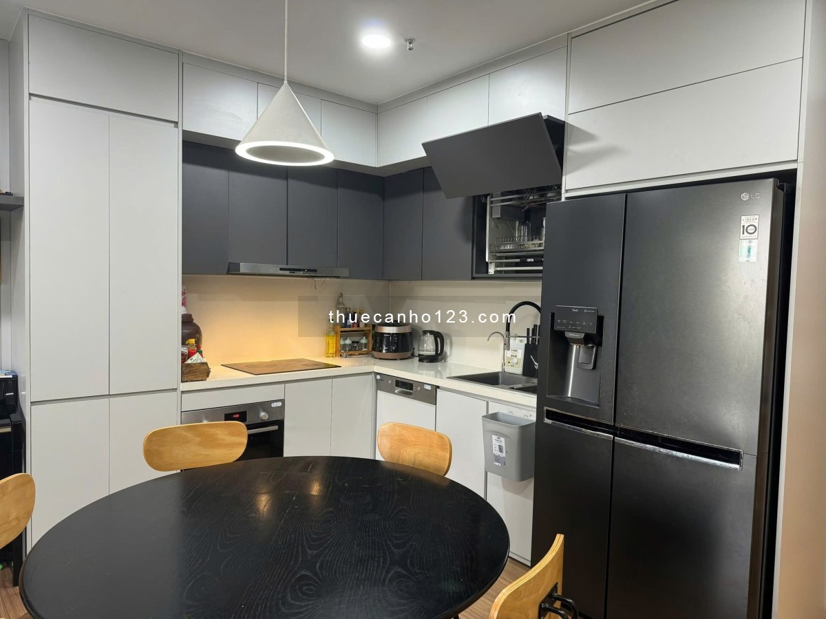 Cho thuê Saigon Aiport plaza Tân Bình với 95m2, 2PN, 2WC, Nội thất cao cấp, nhà đẹp ở liền.