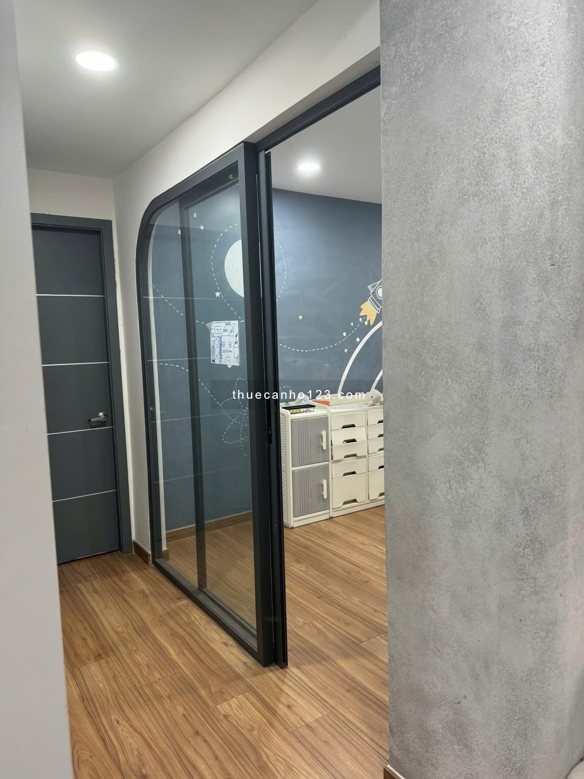 Cho thuê Saigon Aiport plaza Tân Bình với 95m2, 2PN, 2WC, Nội thất cao cấp, nhà đẹp ở liền.