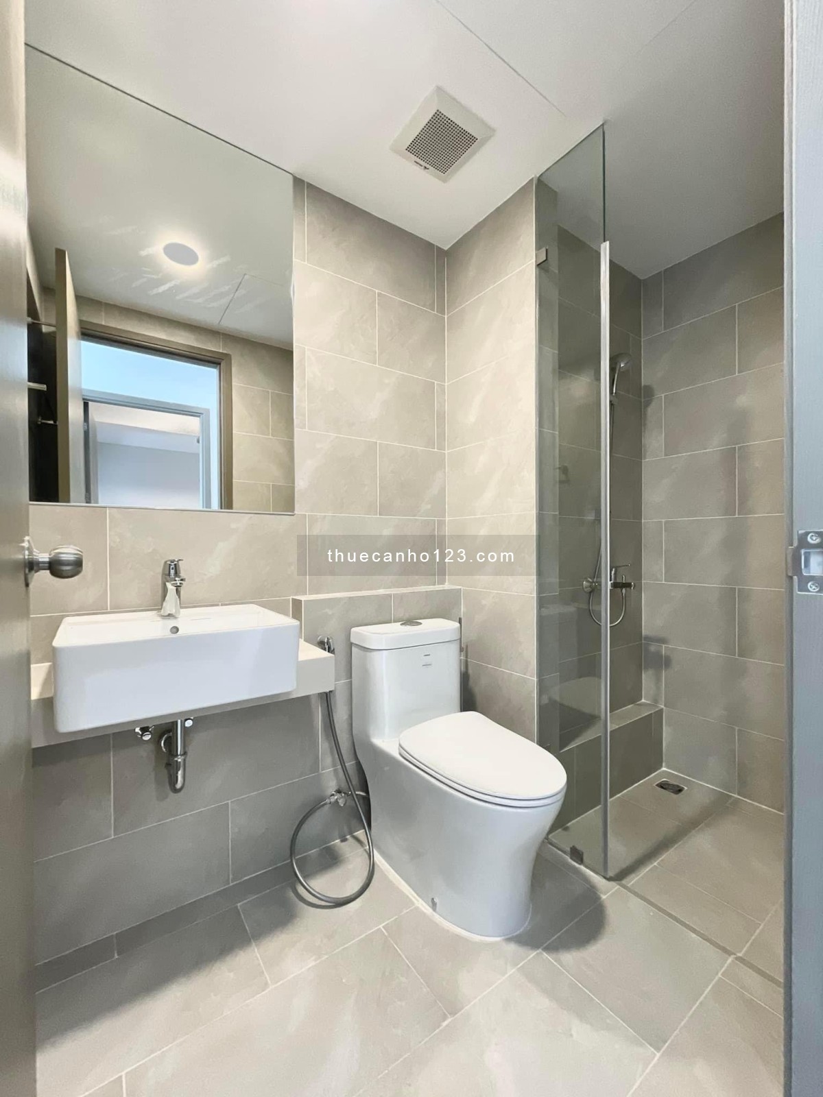 Cho Thuê 6.5tr Căn 2PN 2WC Nội Thất Cơ Bản Chung Cư West Gate