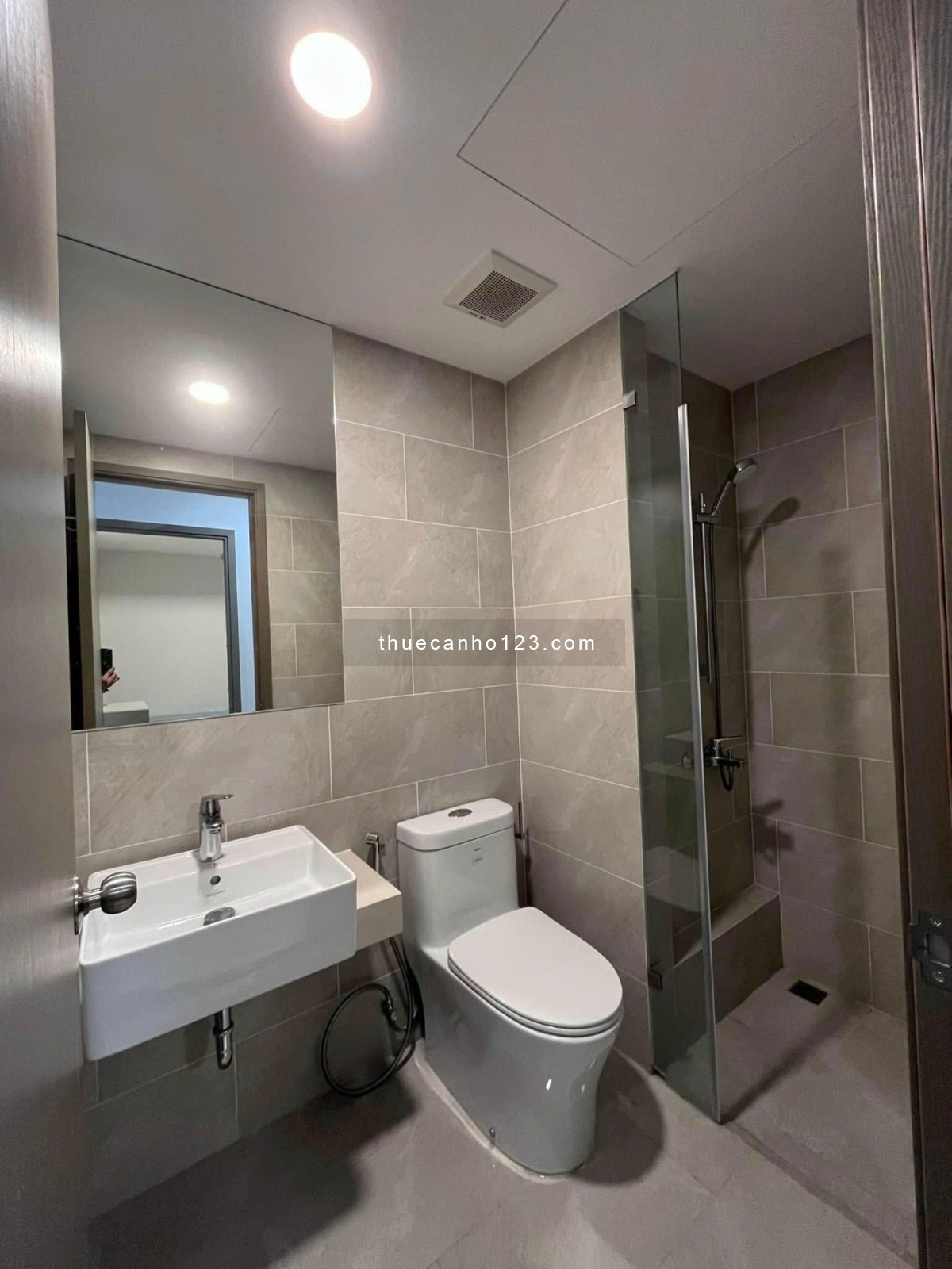 Cho Thuê West Gate 7tr Căn 2PN 2WC – Nội Thất Giường, Tủ, Bàn, Máy Nước Nóng, Bếp